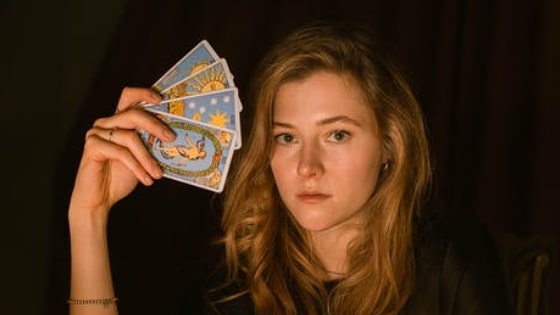 Cómo limpiar y cargar tus mazos de Tarot